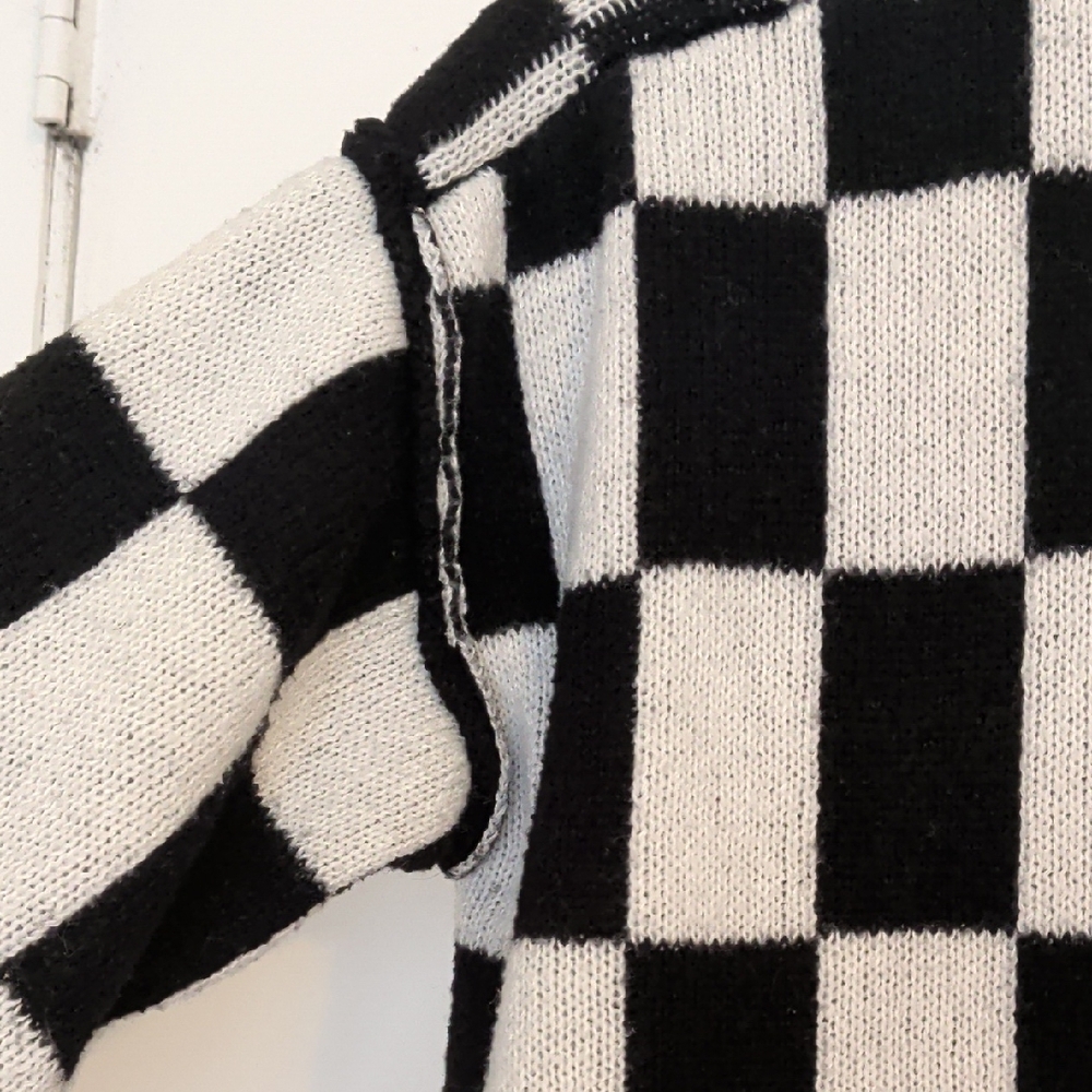 Black and White Checkered Cardigan - Picture 4 of 4